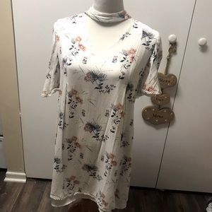 Blue Pepper floral v-neck with built-in choker lined dress w/flair 1/4 sleeves